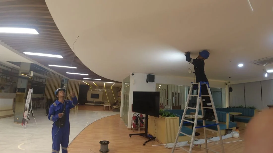 Dokumentasi asli pemasangan smoke detector pada proyek kantor Pertamina