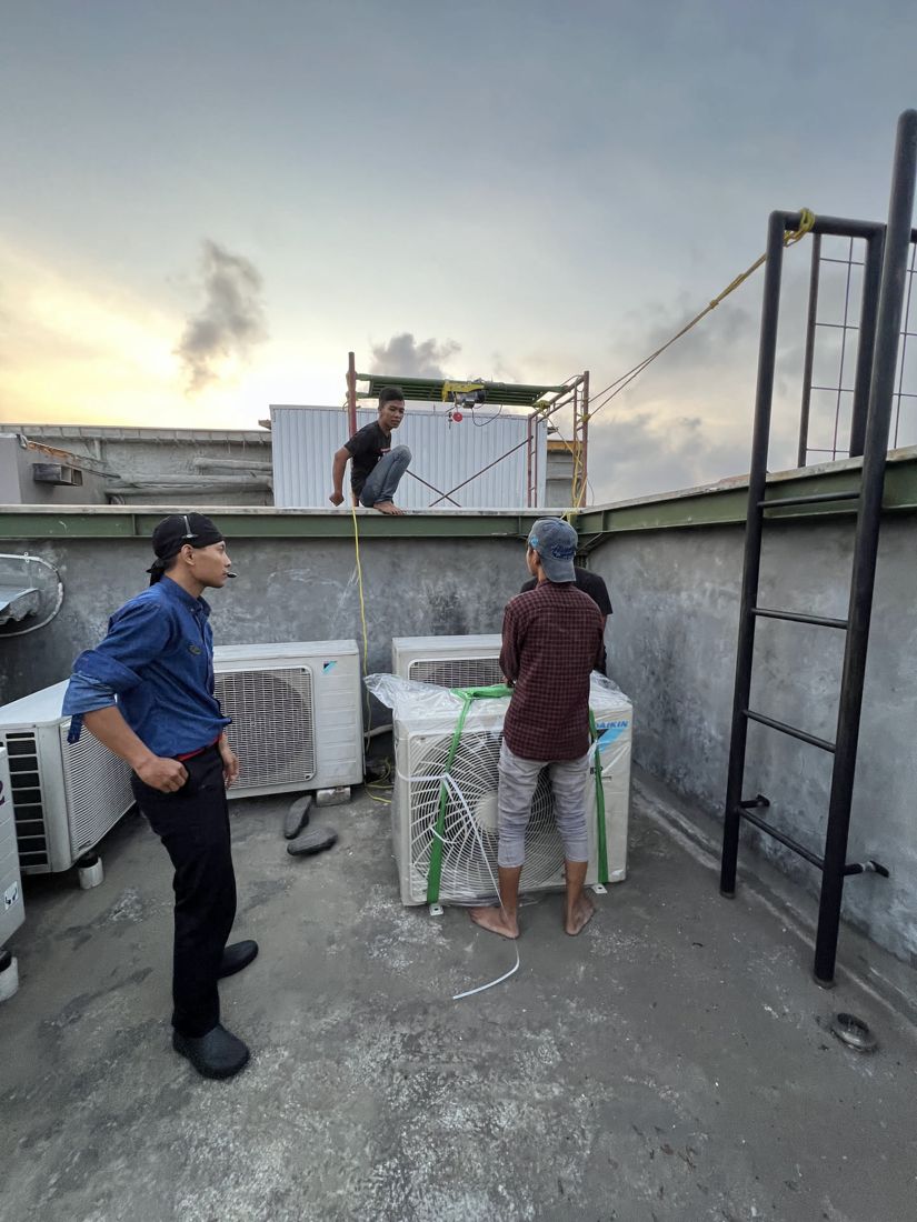 Unit outdoor AC di atap gedung