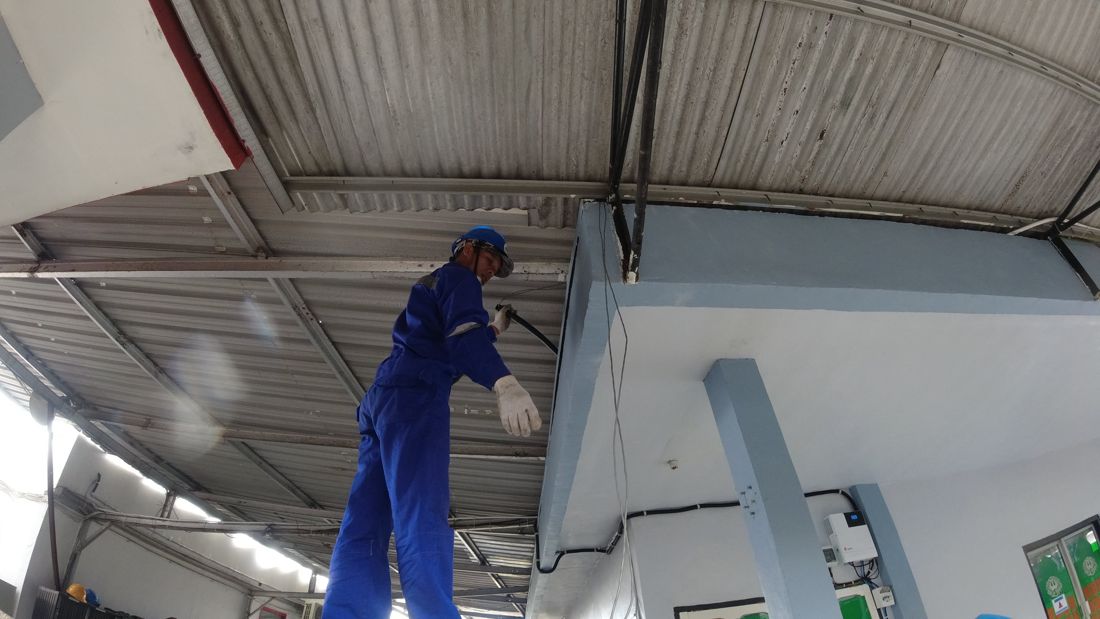 Pemasangan perangkat EWS di area terminal