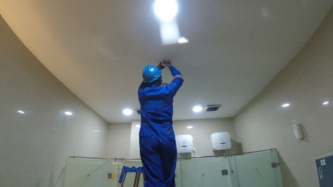 Pemasangan detektor asap di plafon kantor
