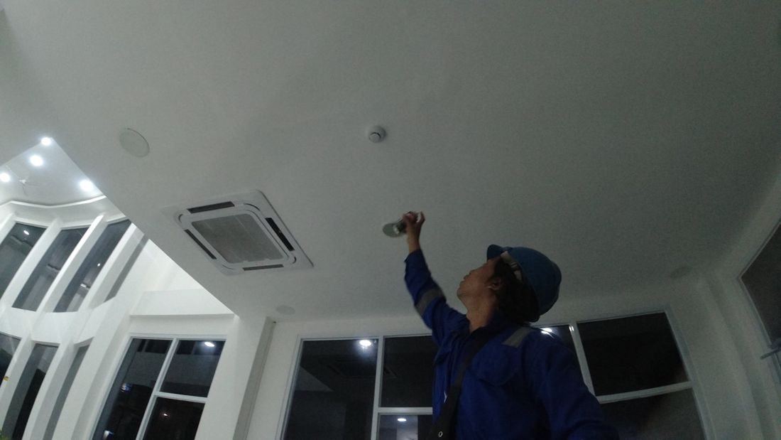Detektor asap di ruang kantor