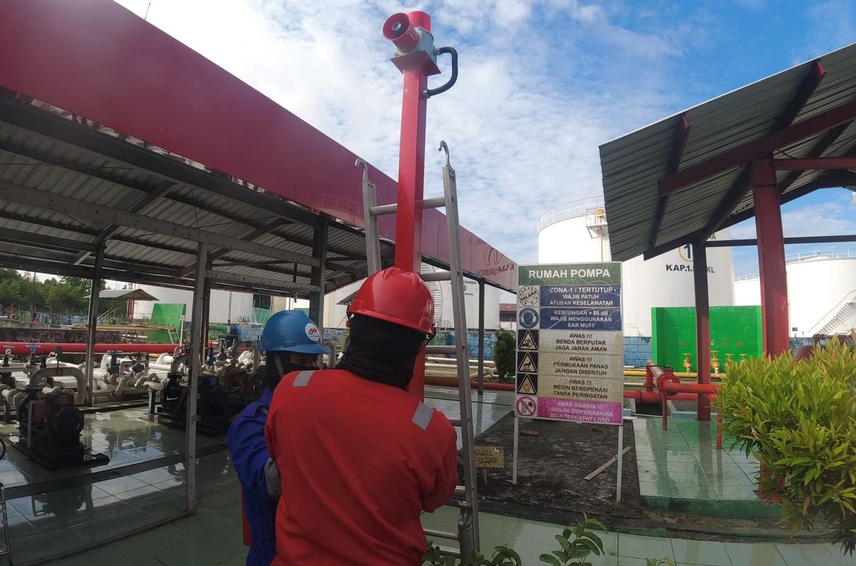 Teknisi memasang perangkat Early Warning System berupa sirene di area Pertamina Fuel Terminal Pare Pare