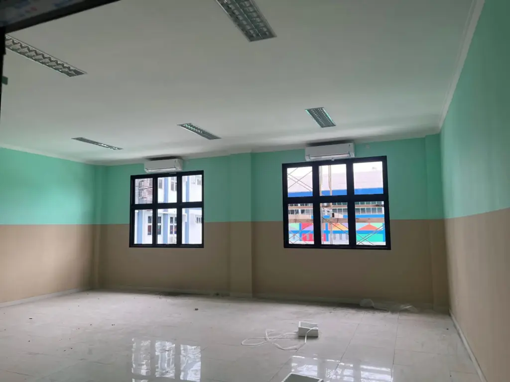 Ruangan dengan dua unit AC split terpasang di dinding, hasil pemasangan di Politeknik Pelayaran Surabaya