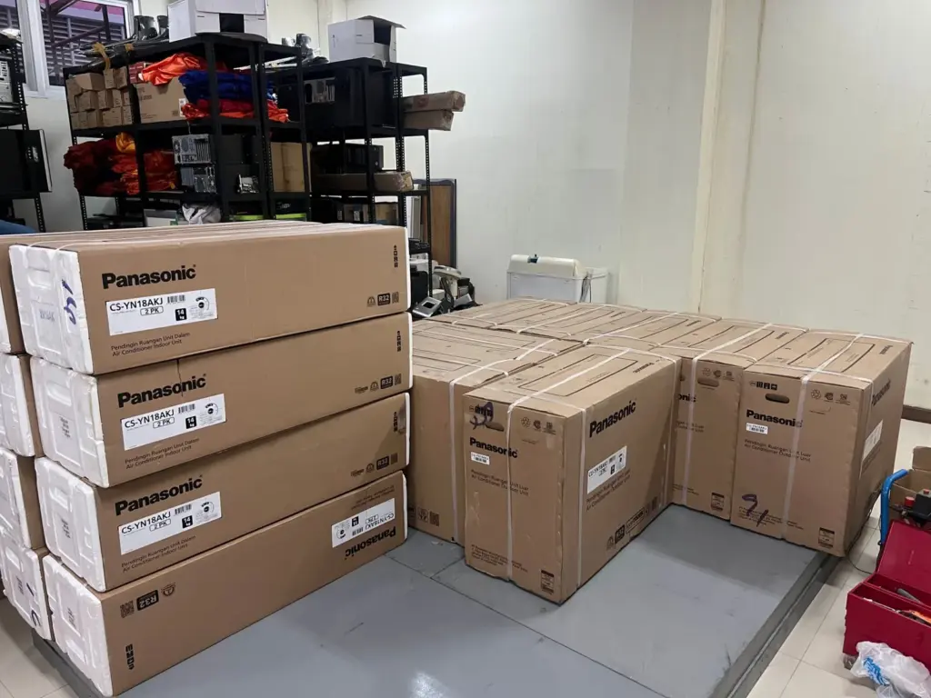 Dus unit dalam dan unit luar AC Panasonic 2 PK yang siap dipasang di Politeknik Pelayaran Surabaya